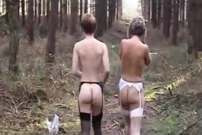 Sara and Jade strip in the woods - Britain on vidgratis.com