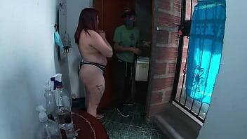 Repartidor afortunado se folla a una puta madura de culo grande cuando llega a su casa a vender comidas rapidas on vidgratis.com