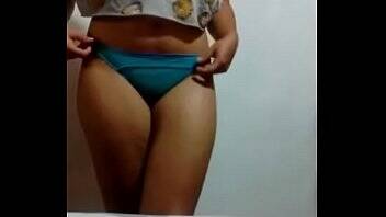 Puta venezolana probándose diferentes hilos y tangas on vidgratis.com