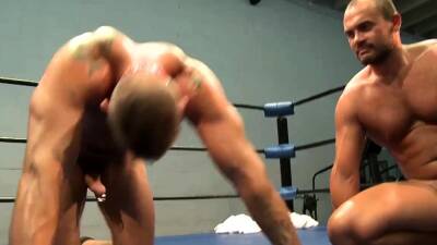 Hunky guy makes his boyfriend do pushups in the ring on vidgratis.com