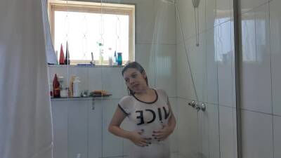 Mah Santos Shower on vidgratis.com