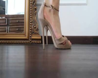 FEMDOM FEET IN HIGH HEELS on vidgratis.com