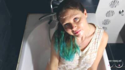 Cutie Girl Does Blowjob And Takes Golden Rain In The Bath on vidgratis.com