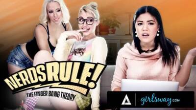 GIRLSWAY Nerdy Roommates Kendra Spade And Chloe Cherry Fake Being In A Sitcom While Banging A Friend on vidgratis.com