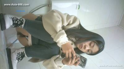 Chinese girls go to toilet.*** - China on vidgratis.com