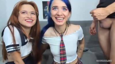 2 Girls Gives A Handjob And Blowjob During A College Fuck Fest Party on vidgratis.com