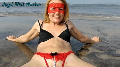 Milf Resting Naked By The Seaside Hd on vidgratis.com