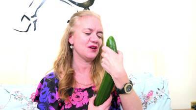 First time busty granny tries such a big cucumber on vidgratis.com