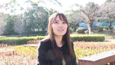 Interview while sitting on a bench - Japan on vidgratis.com