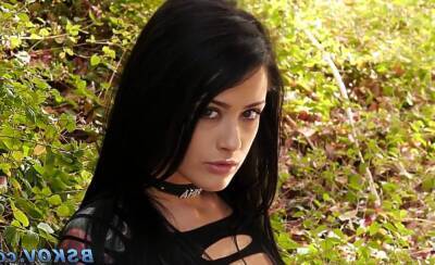 Gothic teenager sucks on vidgratis.com