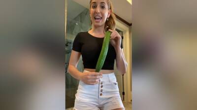 Cucumber Blowjob on vidgratis.com