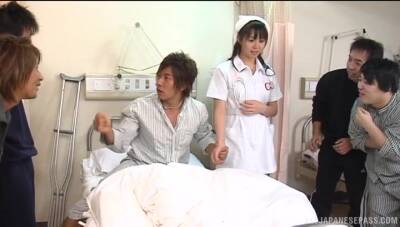 Aroused Japanese nurse knows the right treat for this guy - Japan on vidgratis.com