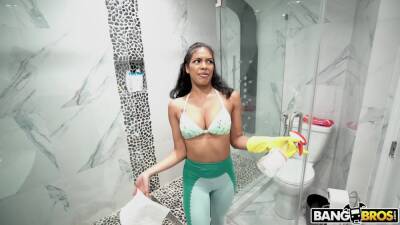 HD POV video of Maya Farrell with trimmed pussy having sex on vidgratis.com