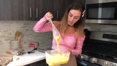 Miss Bell Asmr - Baking A Cake - 10 May 2021 on vidgratis.com