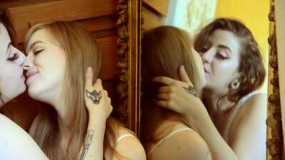 Asmr Kissing - Making Out With on vidgratis.com