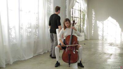 Sweet teen plays the cello while thinking about the guy's wet dong on vidgratis.com