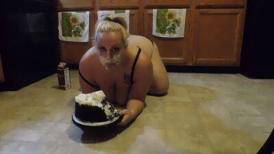 BBW messy cake stuffing on vidgratis.com