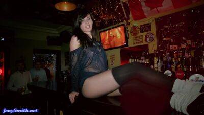 Nude In The Bar on vidgratis.com