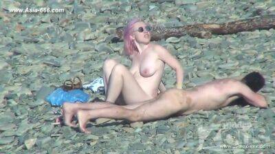 Peeping Naturist Beach.38 on vidgratis.com