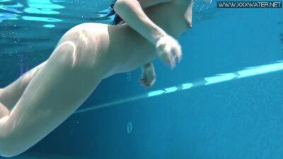 Jessica Lincoln In Cute Average Body Babe Jessica Swimming - Lincoln on vidgratis.com