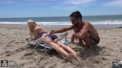 Sexy nude blonde gets intimate by the beach in quite the action on vidgratis.com
