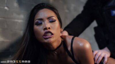 Asian beauty in fishnet tights gets properly fucked in the prison cell - Britain on vidgratis.com