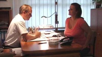 Chubby amateur woman gets fucked on a job interview by her future boss - Germany on vidgratis.com