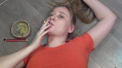 Smoking On The Floor on vidgratis.com