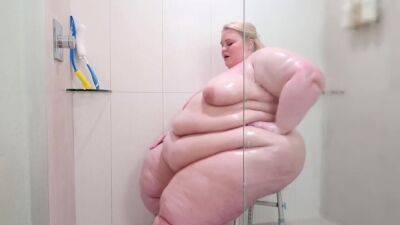 Ssbbw Showering Her Folds And Curves on vidgratis.com