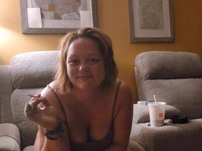 Mommy Is Ready To Relax And Smoke With You on vidgratis.com