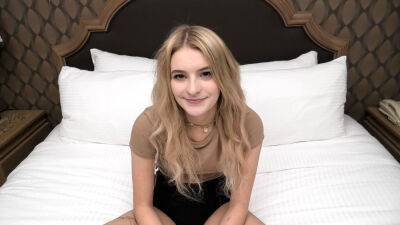 Watch this 19-yr-old blonde with a meaty cunt suck cock on vidgratis.com