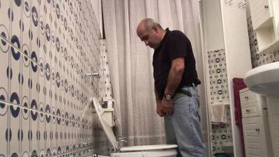 My Stepdaughter in the shower is hot! on vidgratis.com