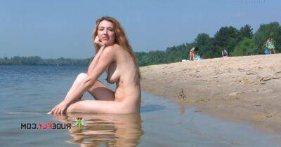 Nude beach girl has such a hot body and such a sexy little ass on vidgratis.com