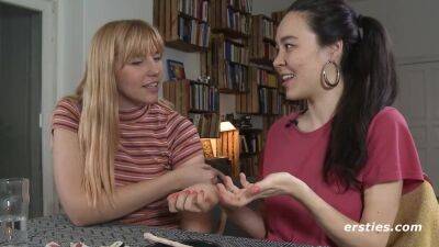 Amateur Lesbian Babes Play With the Magic Wand - Lesbian porn interview on vidgratis.com