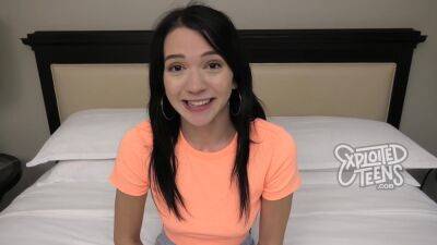 Brunette teen uses her mouth for its intended purpose on vidgratis.com