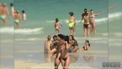 Beautiful hot chicks showing skin on teh beach on vidgratis.com