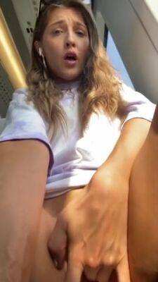 Thot Plays With Herself On Bus on vidgratis.com