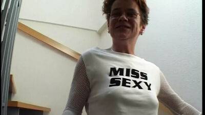 Berliner Oma mit enger Pussy und dem Monster Dildo on vidgratis.com