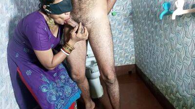 Maa Ne Bete Ko Bathroom Me Bra-panty Se Land Hilate Pakda Fir Apni Choot Chudayi on vidgratis.com