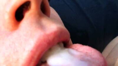 Swallowing a hot load of gooey cum on vidgratis.com