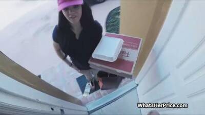 Pizza delivery chick makes some extra for cash on vidgratis.com