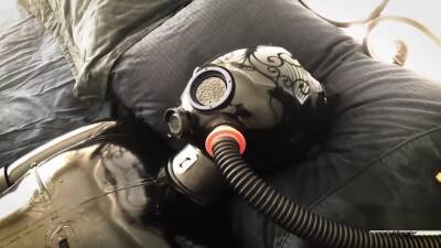 Latex Gasmask Breathplay on vidgratis.com