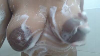 Sarah G3n3vive Shower on vidgratis.com