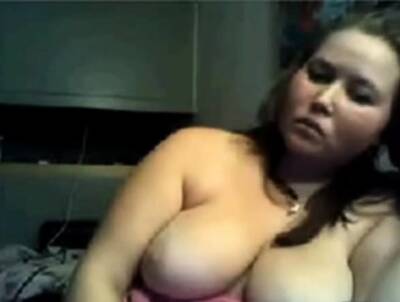 Chubby chick showing her tits on webcam on vidgratis.com