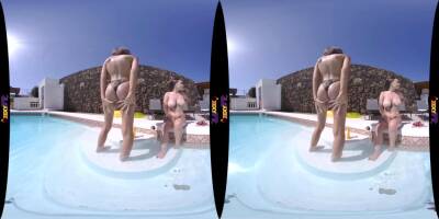 Wet Jo & Tia - Afternoon Sun Outdoors in Pool - Virtual reality POV on vidgratis.com