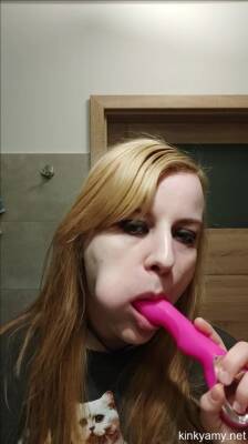 Saliva And Mouth Play - Kinky Amy on vidgratis.com