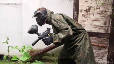 Video of a quickie during a paintball match with Lucette nice on vidgratis.com