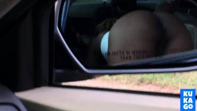 Black slut sucking dick in front seat of car on vidgratis.com