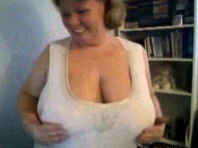Mature Nancy playing with her boobs on webcam on vidgratis.com