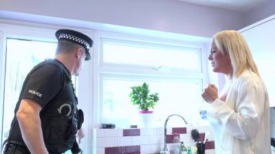 Horny cop fucks married woman in home alone kinks on vidgratis.com